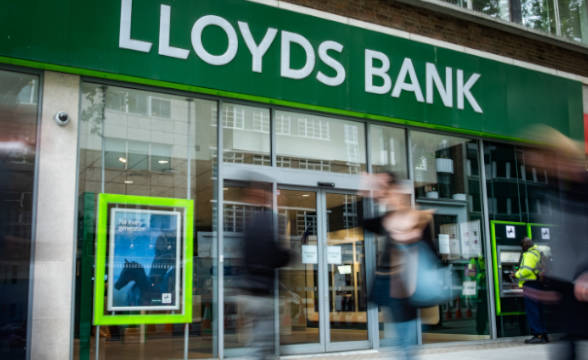 Lloyds Bank Trials Gambling Limit Spend on Debit Cards